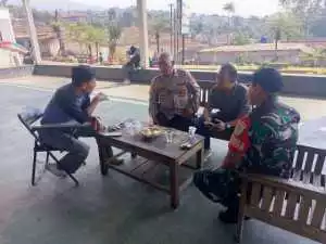 Sinergitas TNI-POLRI Bhabinkamtibmas Polsek Cijeruk Bersama Babinsa Sambangi Warga Desa Cisalada Berikan Imbauan Kamtibmas.
