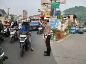 Polsek Ciampea Tingkatkan Pelayanan Pagi Melalui Pengaturan Lalu Lintas.