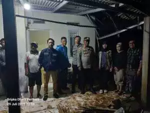 Respon Cepat Polsek Rancabungur Bersama Stakeholder Terkait Lakukan Evakuasi dan Pembersihan Luapan Sungai Cidepit.