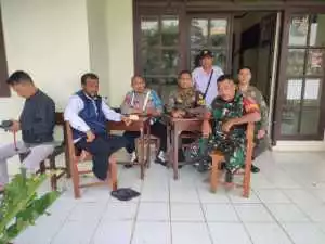 TNI-POLRI, Bhabinkamtibmas dan Babinsa Sambangi Warga Desa Ciburayut.