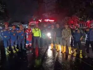 Respons Cepat Kolaboratif, Polsek Ciawi dan Stakeholder Terkait Evakuasi Pohon Tumbang di Jalan Raya Gadog.