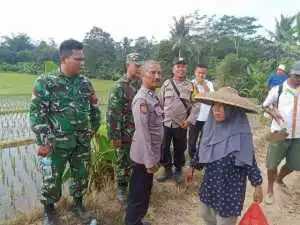 Dekatkan Diri dengan Masyarakat, Bhabinkamtibmas Polsek Tanjungsari Aktif Laksanakan Sambang Kamtibmas.