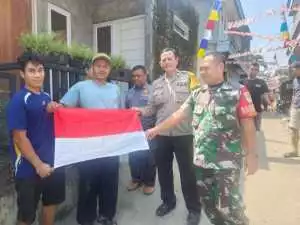 Sambut HUT RI ke-80, Bhabinkamtibmas Desa Pasir Mukti Bersama Forkopimdes Gelar Kerja Bakti dan Bagikan Bendera Merah Putih.