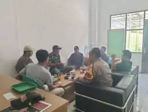 Bhabinkamtibmas dan Babinsa Bersinergi Jaga Keamanan Warga Desa Warung Menteng.