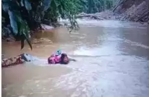 Viral! Aksi Heroik Bidan Berenang Seberangi Sungai untuk Obati Pasien