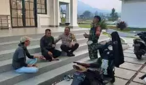 Jalin Kedekatan dan Jaga Kamtibmas, Bhabinkamtibmas Polsek Cisarua Sambangi Warga Desa Citeko