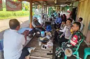 Sinergitas TNI-POLRI, Bhabinkamtibmas dan Babinsa Sambangi Warga Desa Sukamaju