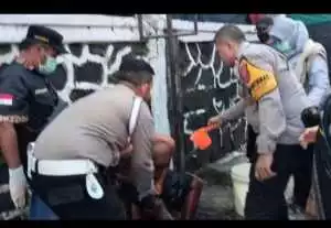 Respon Cepat Polsek Ciawi Evakuasi Warga Tanpa Identitas yang Diduga Sakit Keras ke RSUD Ciawi