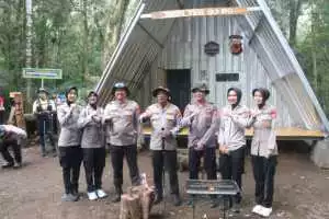 Kapolda Jabar Resmikan Shelter Pesat Gatra 93 di Gunung Ciremai, Sekaligus Pimpin Pendakian Jelang HUT Ke-80 RI