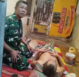 Babinsa Sialang dan FORMASI Ulurkan Tangan untuk Warga Lumpuh di Palembang
