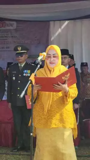 Rika Yulistina Komisi IV Anggota DPRD Kab. Sukabumi Hadiri Peringatan HUT ke-80 RI di Warungkiara, Dapat Kehormatan Bacakan Teks Proklamasi