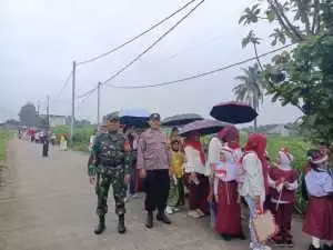 Kebersamaan TNI-POLRI Bhabinkamtibmas Tamansari Amankan Pawai Kemerdekaan di SDN Sirnagalih