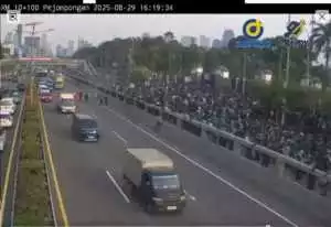 Sampaikan Orasi, Mahasiswa Dobrak Gerbang Polda Metro Jaya