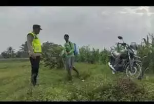 Bripka Setiono Polsek Semendawai Suku III Monitor lahan jagung di desa Tulung harapan