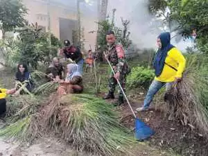 Babinsa Bersama Warga Bersihkan Jalan Lingkungan