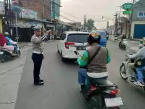 Polsek ciampea polres bogor laksanakan kegiatan pengaturan lalu lintas pagi hari