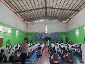 Bhabinkamtibmas dan babinsa Berikan Pembinaan Disiplin dan PBB kepada Siswa SMPN 1 Citeureup