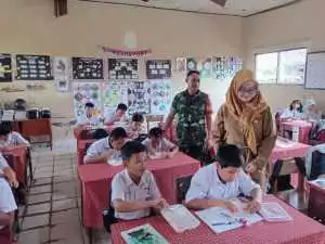 Dukung Program Pemerintah, Babinsa Laksanakan Pendampingan Pembagian Makan Bergizi Gratis