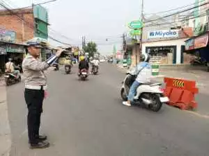 Bhabinkamtibmas Polsek Ciampea Bersama Babinsa Kontrol Ronda Malam, Sampaikan Pesan Kamtibmas