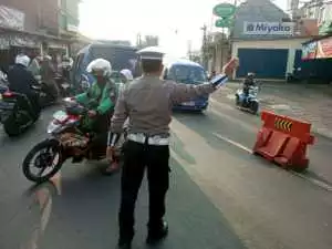 Bhabinkamtibmas Ciampea Bersama Babinsa Kontrol Ronda Malam Sampaikan Pesan Kamtibmas