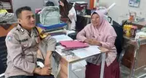 Bhabinkamtibmas Polsek Cijeruk Sambang Warga Pasir Jaya, Dekatkan Diri dan Sampaikan Pesan Kamtibmas