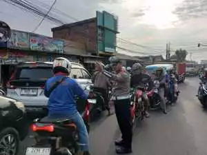 Anggota Polsek Ciampea Polres Bogor Laksanakan Pengaturan Lalu Lintas Pagi Hari