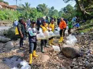 Tebar Benih Ikan di Sungai Cigamea, Wujud Pelestarian Lingkungan di Kecamatan Pamijahan