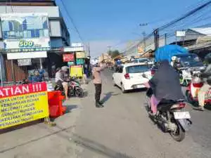 Anggota Polsek Ciampea Polres Bogor Laksanakan Pengaturan Lalu Lintas Pagi Hari