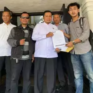 Sambangi Kantor Walikota, EW-NCW desak Walikota dan Wakil Walikota turunkan R dan M