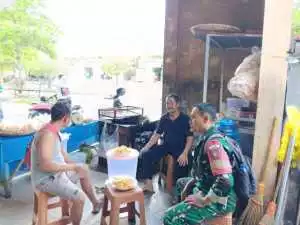 Jalin Kedekatan dengan Warga, Babinsa Adakan Komsos di Wilayah Binaan