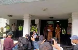 Massa Eksekutif Wilayah Nusantara Corruption Watch EW - NCW Sumsel Sambangi Kantor Walikota Palembang 