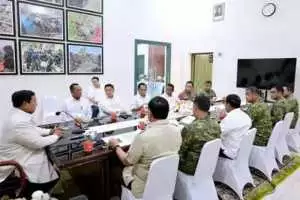 Tiba di Sumbar, Prabowo langsung gelar ratas penanganan bencana