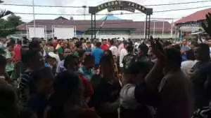 Masih berkeliaran, ratusan warga desak Polsek Lahewa tangkap tersangka pembunuhan
