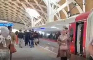 Ribuan turis Malaysia padati kereta cepat Whoosh saat libur Nataru