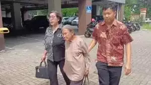 Nenek Elina diperiksa Polda Jatim usai diusir paksa oknum ormas Madas
