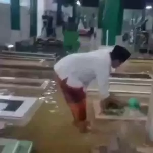 Hujan deras di serang banten sampai tempat ziarah terendam banjir