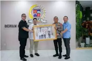 Sinergitas TNI-POLRI Bhabinkamtibmas dan Babinsa Sambangi Warga Desa Warung Menteng