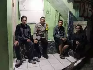 Bhabinkamtibmas Polsek Cisarua Polres Bogor Cek Pos Keamanan Lingkungan dan Siskamling Warga, Sampaikan Pesan Kamtibmas