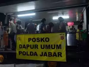Peduli Korban Kebakaran, Babinsa Kodim 1016/Plk Berikan Bantuan Sembako ke Warga