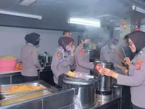 Polda Jabar Bersama Polres Karawang Kerahkan Dapur Lapangan, Bantu Warga Terdampak Banjir