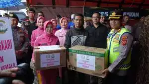 Kabid Humas Bersama Tim SAR Sat  Brimob Polda  Jabar, Hadir di Garis Terdepan, Bantu Masyarakat di Tengah Bencana Banjir