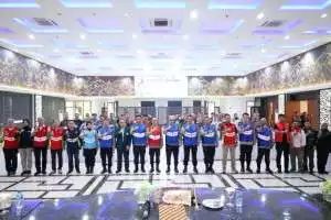 Kabid Humas Bersama Tim SAR Sat  Brimob Polda  Jabar, Hadir di Garis Terdepan, Bantu Masyarakat di Tengah Bencana Banjir