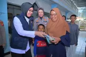 Ketua Umum Bhayangkari Salurkan Bantuan Lewat Ketua Bhayangkari Daerah Jawa Barat  untuk Korban Longsor  di  Cisarua