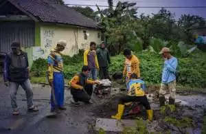 Kepala UPTD PU Jampangkulon Jelaskan Penanganan Sementara Pemasangan Plat Beton