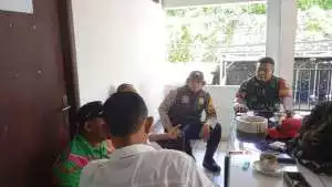 Anggota Polsek Ciampea Polres Bogor Laksanakan Pengaturan Lalu Lintas Pagi Hari