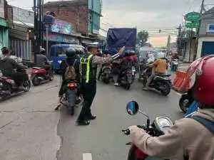 "Yogi" Saat ini cuaca memburuk di Pantai Pelabuhan Ratu Sepi pendatang 