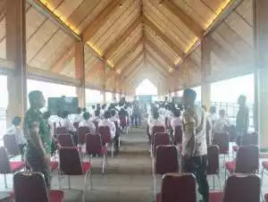 Bhabinkamtibmas Desa Sukagalih Polsek Megamendung sambang dalam rangka penerimaan tenaga kerja di PT EIGER ADVENTURE LAND