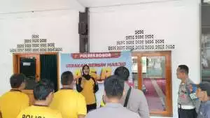 Polsek Megamendung Laksanakan Gerakan Bersih - Bersih Masjid Dalam Rangka Program Bapak Kapolri Asri (Aman Sehat Resik Indah)
