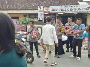 Berbagi Berkah Ramadhan, Polsek Cigudeg Bagikan Takjil Kepada Warga