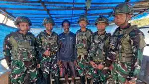 Berbagi Kasih TNI untuk Masyarakat, Satgas Yonif 521/DY Bagikan Kaos Kepada Warga Distrik Eragayam